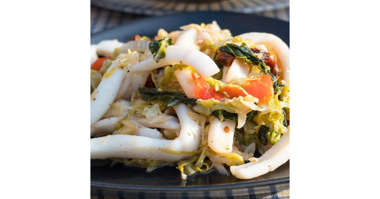 Blæksprutte med savoykål i wok/pande