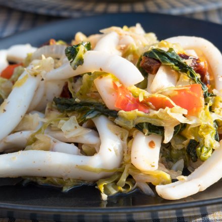 Blæksprutte med savoykål i wok/pande